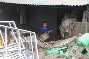 Anh Phan Công Viên (thôn Tiến Thành, xã Con Cuông, Nghệ An) đang dọn dẹp bùn đất trong nhà sau lũ lụt