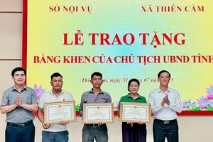 Trao tặng bằng khen của Chủ tịch UBND tỉnh Hà Tĩnh cho các công dân đã có thành tích xuất sắc trong công tác cứu hộ, cứu nạn du khách và thuyền viên trong vụ chìm tàu 