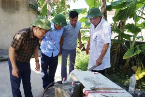 Lãnh đạo Trung tâm Kiểm soát bệnh tật tỉnh Hà Tĩnh trực tiếp giám sát và chỉ đạo công tác phòng, chống dịch sốt xuất huyết tại phường Sông Trí