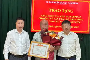Trao tặng giấy khen của Chủ tịch UBND xã Cẩm Bình cho ông Võ Văn Phấn