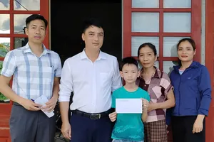 Trao 10,4 triệu đồng của bạn đọc Báo SGGP hỗ trợ đợt 3 hoàn cảnh khó khăn ở Hà Tĩnh