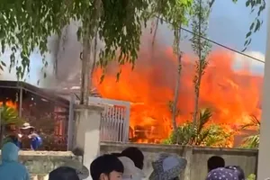 Hỏa hoạn thiêu rụi nhiều nhà gỗ của người dân, thiệt hại hàng tỷ đồng 