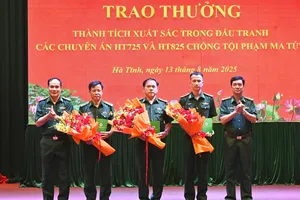 Lãnh đạo Ban Chỉ huy Bộ đội Biên phòng tỉnh Hà Tĩnh trao thưởng cho 3 tập thể có thành tích xuất sắc trong đấu tranh thắng lợi 2 chuyên án HT725 và HT825 