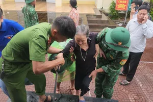 Lực lượng chức năng hỗ trợ sơ tán người dân ở xã Thiên Cầm, tỉnh Hà Tĩnh đến nơi trú tránh an toàn