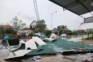 Mái tôn của nhà dân ở xã Cổ Đạm, tỉnh Hà Tĩnh bị gió bão hất văng xuống lòng đường ven biển 