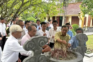 Các đại biểu dâng hương bày tỏ lòng thành kính, biết ơn công lao của Tổng Bí thư Hà Huy Tập 