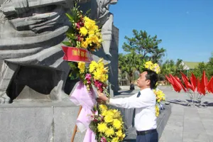 Phó Bí thư Thường trực Tỉnh ủy Hà Tĩnh Trần Thế Dũng đặt vòng hoa tại Tượng đài Xô Viết Nghệ Tĩnh