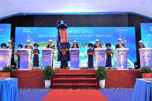 Lãnh đạo tỉnh Hà Tĩnh và đại biểu tiến hành nghi thức bấm nút khởi công Dự án Khu du lịch sinh thái biển Xuân Hội 