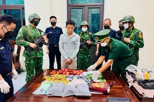 Lực lượng chức năng kiểm tra tang vật thu giữ 