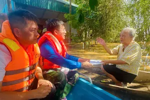 Lãnh đạo Tỉnh đoàn Hà Tĩnh trao quà đến người dân bị thiệt hại sau bão số 10