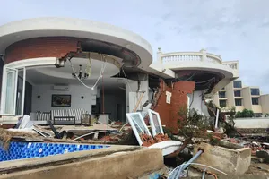 Một số căn villa bị bão làm đổ sập, tan hoang 