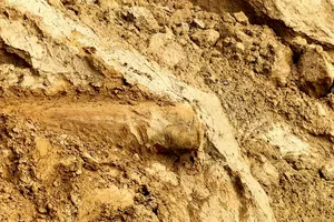 Quả bom nằm trong lớp đất bên bờ sông Ngàn Sâu