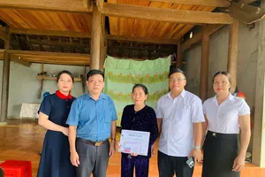 Lãnh đạo xã Hương Xuân trao 8,2 triệu đồng của bạn đọc Báo SGGP hỗ trợ bà Đinh Thị Dung 