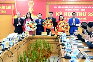 Bí thư Tỉnh ủy Nguyễn Duy Lâm, Phó Bí thư Thường trực Tỉnh ủy Nguyễn Hồng Lĩnh và Chủ tịch UBND tỉnh Võ Trọng Hải tặng hoa chúc mừng Bí thư Đảng ủy, Chủ tịch HĐND xã Thượng Đức Nguyễn Thị Việt Hà giữ chức Phó Chủ tịch HĐND tỉnh; Bí thư Đảng ủy, Chủ tịch HĐND xã Kỳ Xuân Hồ Huy Thành và Giám đốc Sở GD-ĐT Nguyễn Thị Nguyệt giữ chức Phó Chủ tịch UBND tỉnh