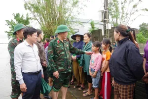 Thiếu tướng Hoàng Duy Chiến thăm hỏi, động viên bà con nhân dân phường Vũng Áng