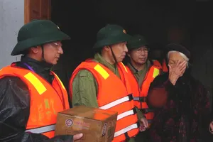 Đại Tá Võ Quang Thiện, Phó Bí thư Thường trực Đảng ủy, Chính ủy Bộ Chỉ huy Quân sự tỉnh Hà Tĩnh đến thăm hỏi, tặng quà động viên các hộ dân trong vùng ngập lụt