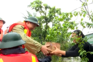 Chính ủy Quân khu 4 thăm, tặng quà nhân dân vùng lũ Hà Tĩnh