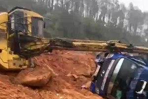 Hiện trường sạt lở trên đường ven biển Hà Tĩnh làm 2 người bị thương