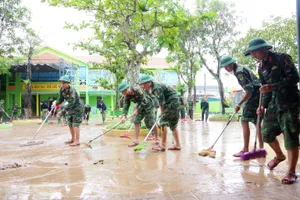 Lực lượng vũ trang Hà Tĩnh giúp các trường học ở vùng lũ dọn dẹp bùn đất để sớm đón học sinh trở lại lớp 