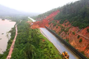 Hiện trường sạt lở gây chia cắt giao thông trên tuyến đường ven biển tỉnh Hà Tĩnh 