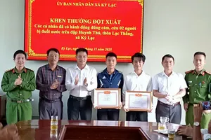 Lãnh đạo xã Kỳ Lạc và công an xã trao giấy khen cho 2 trong số 3 cá nhân 