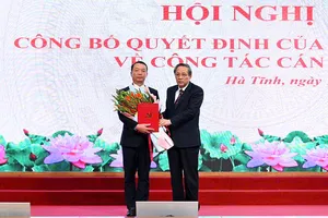 Đồng chí Hoàng Đăng Quang, Phó Trưởng Ban Thường trực Ban Tổ chức Trung ương trao quyết định của Ban Bí thư cho tân Phó Bí thư Tỉnh ủy Hà Tĩnh Phan Thiên Định