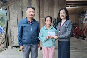 Chị Nguyễn Thị Giang (vợ anh Phan Văn Mỹ) tiếp nhận 12 triệu đồng của bạn đọc Báo SGGP hỗ trợ