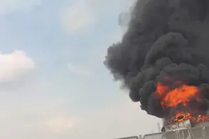 Ngọn lửa bốc cháy, bao trùm xe tải tại hiện trường 