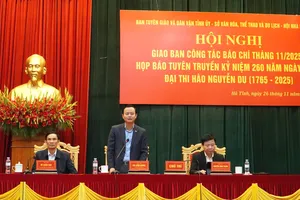 Trưởng Ban Tuyên giáo và Dân vận Tỉnh ủy Hà Tĩnh Hà Văn Hùng phát biểu tại hội nghị