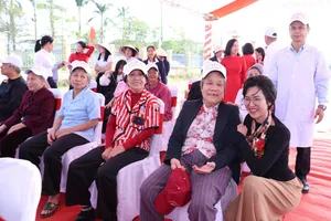 Tại lễ khởi công, nhiều người dân phấn khởi chờ đợi ngôi nhà mới sớm hoàn thành 