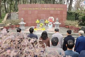 Lãnh đạo tỉnh Hà Tĩnh và các đại biểu dâng hương tại khu mộ Tổng Bí thư Trần Phú