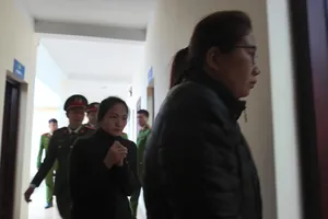 Lực lượng công an dẫn giải các đối tượng trong đường dây về cơ quan điều tra