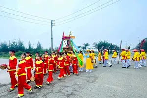 Đoàn rước kiệu tại lễ hội truyền thống đền Mai Bảng