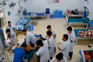 Thời điểm các y, bác sĩ cấp cứu cứu sống bệnh nhân. Ảnh cắt từ video