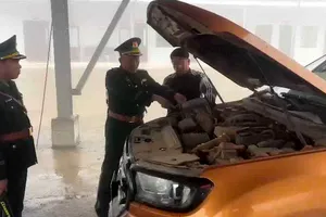 Lực lượng chức năng kiểm tra tại vị trí cất giấu vàng trên ô tô