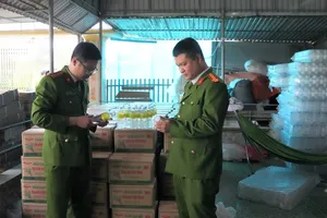 Triệt phá cơ sở sản xuất hơn 60.000 lít giấm giả