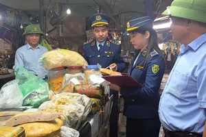 Lực lượng quản lý thị trường kiểm tra hàng hóa tại chợ Hà Tĩnh 