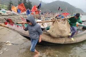 Ngư dân gánh lưới chứa đầy ghẹ và cá lên bờ trong chuyến "Xông biển" đầu xuân 