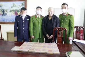 Đối tượng Đào Minh Hoàng cùng tang vật tại cơ quan công an. Ảnh: Công an Nghệ An 