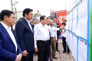 Chủ tịch Quốc hội Trần Thanh Mẫn kiểm tra công tác bầu cử tại khu vực bỏ phiếu xóm Phúc Long, xã Hưng Nguyên