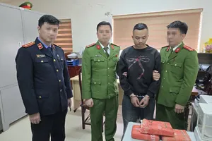 Cơ quan chức năng bắt giữ Trương Minh Tú. Ảnh: Công an Nghệ An 