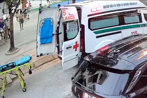 Sau khi được sơ cứu tại hiện trường, nạn nhân được đưa đi cấp cứu