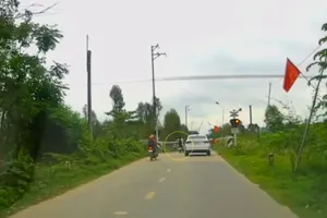 Thời điểm 2 bạn nữ vượt qua rào chắn đường sắt