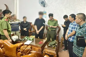 Cơ quan An ninh điều tra Công an tỉnh Thanh Hóa tiến hành khám xét tại nhà N.V.X. (tên nhân vật đã được thay đổi). Ảnh: CÔNG AN THANH HÓA