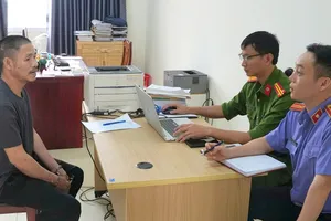 Cơ quan chức năng lấy lời khai đối tượng Phan Văn Thời. Ảnh: CÔNG AN NGHỆ AN