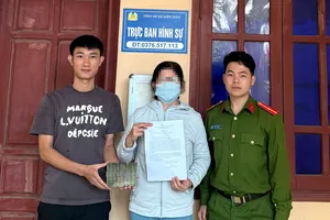 Chiều 25-3, tại trụ sở Công an xã Diễn Châu, chị Đ.T.D. đã nhận lại 100 triệu đồng và viết thư cảm ơn đến anh Trần Văn Dương