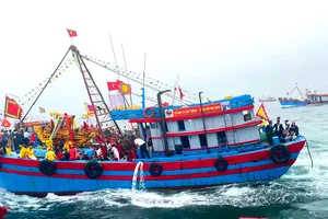 Tàu thuyền tham gia lễ rước trên biển