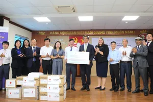 Phó Chủ tịch UBND tỉnh Hà Tĩnh Nguyễn Thị Nguyệt và các đại biểu chứng kiến lãnh đạo Sở Y tế tiếp nhận trang thiết bị từ đoàn công tác