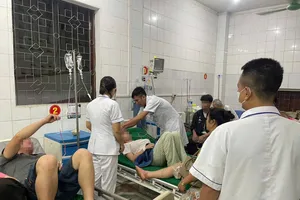 Ngay sau tiếp nhận, các y, bác sĩ khẩn trương cấp cứu, truyền dịch, theo dõi sát