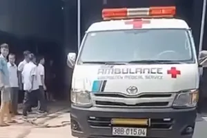 Xe cấp cứu đưa ông Q. đi bệnh viện, song do nhiều vết thương nặng khiến ông không qua khỏi